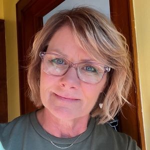 Meet your Posher, Debbie